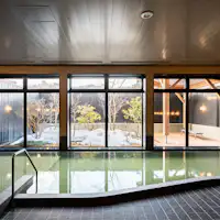 จากห้องอาบน้ำสาธารณะขนาดใหญ่ คุณสามารถชมวิวสวนได้