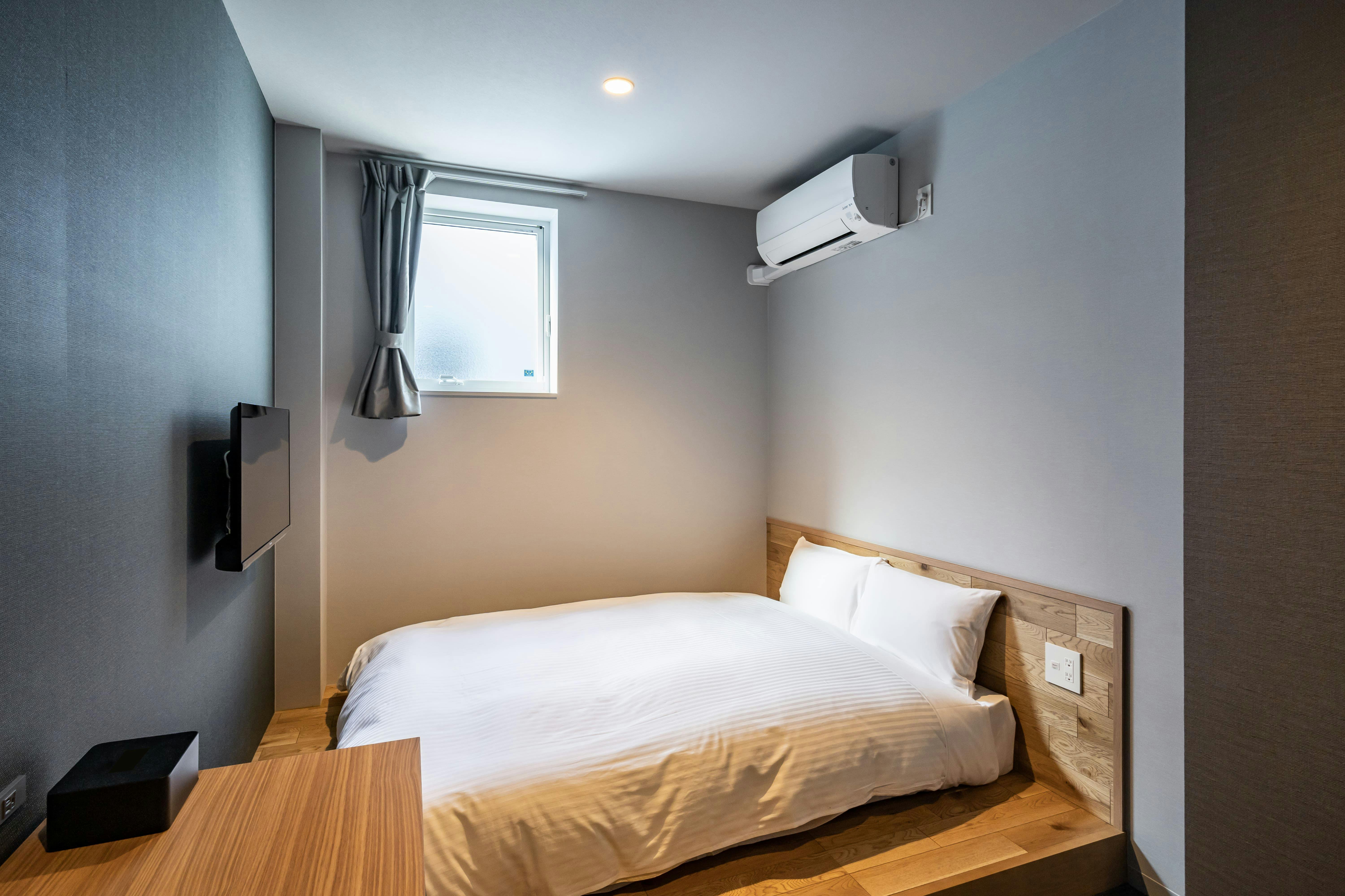 ห้องพักมีการตกแต่งภายในที่เรียบง่าย.