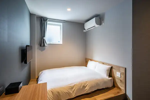 ห้องพักมีการตกแต่งภายในที่เรียบง่าย.