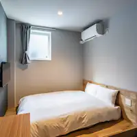 ห้องพักมีการตกแต่งภายในที่เรียบง่าย.