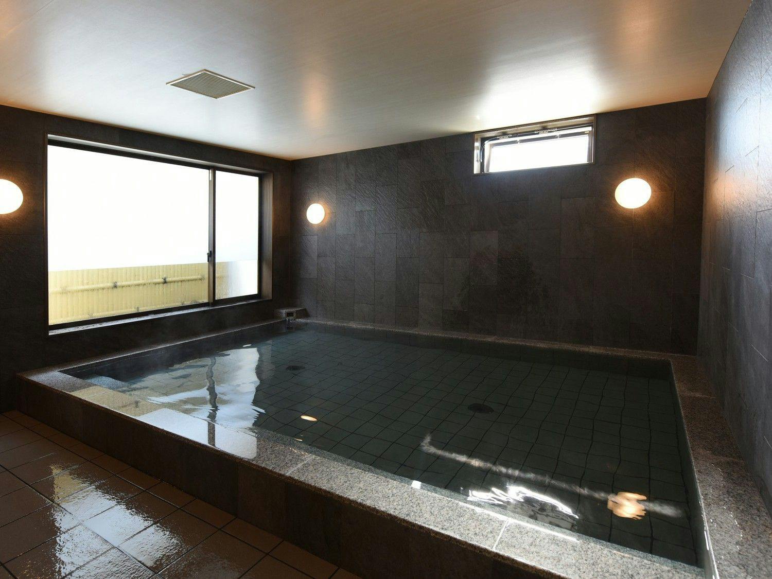 ≪ห้องอาบน้ำรวม≫ ผ่อนคลายความเหนื่อยล้าของวันด้วยการอาบน้ำ.