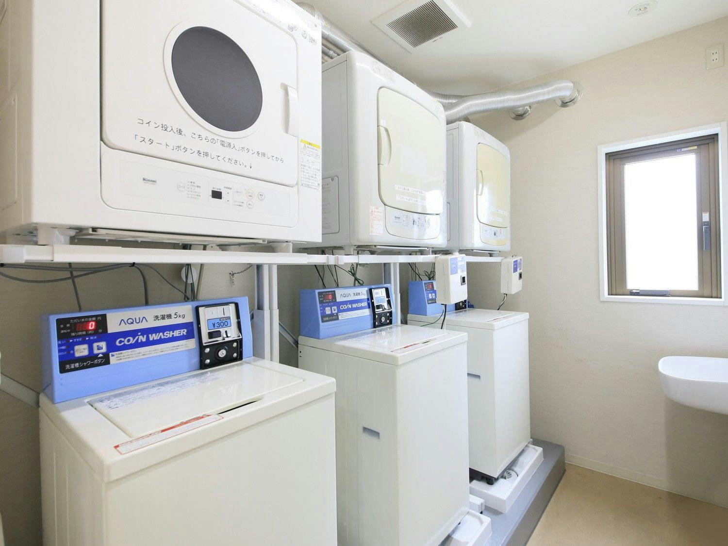 มีเครื่องซักผ้าหยอดเหรียญที่ชั้น 2