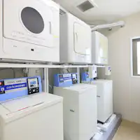 มีเครื่องซักผ้าหยอดเหรียญที่ชั้น 2