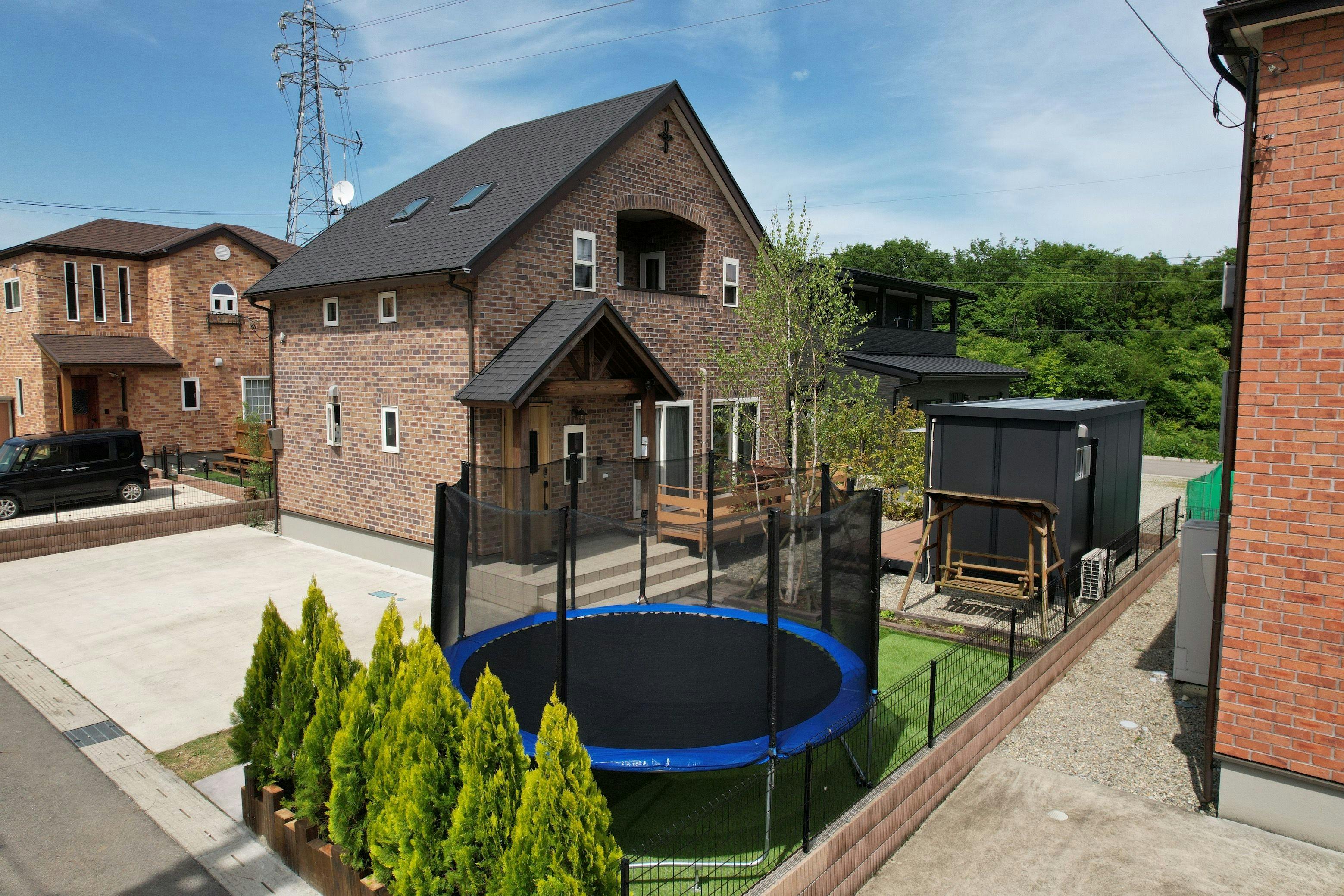 รวมพื้นที่ทำงานและแทรมโพลีน