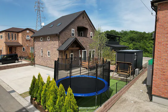 รวมพื้นที่ทำงานและแทรมโพลีน