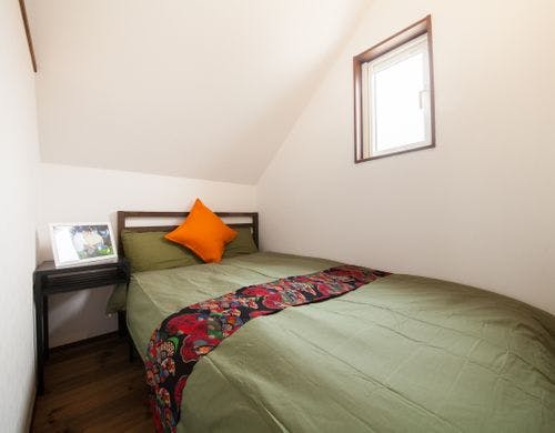 ２階寝室、セミダブルべッド