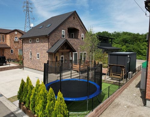 ワークスペースやトランポリンを併設