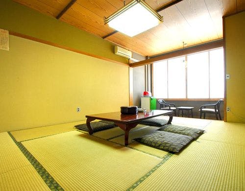 ＊足を伸ばしてのんびり寛げる和室