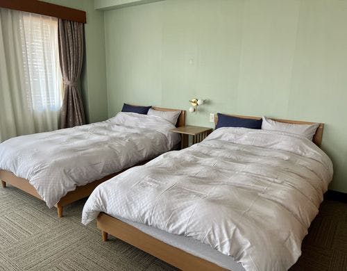 スイートルーム、セミダブルベッド