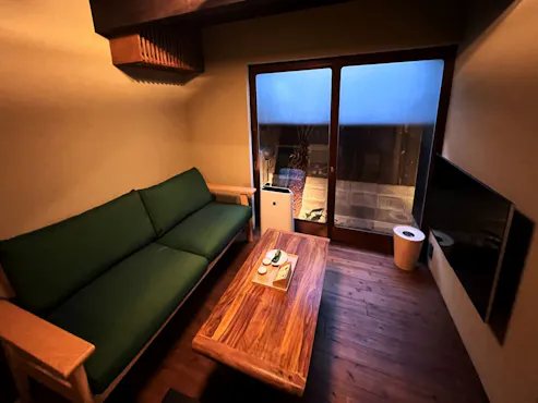 สองความสุข, ห้องนั่งเล่น