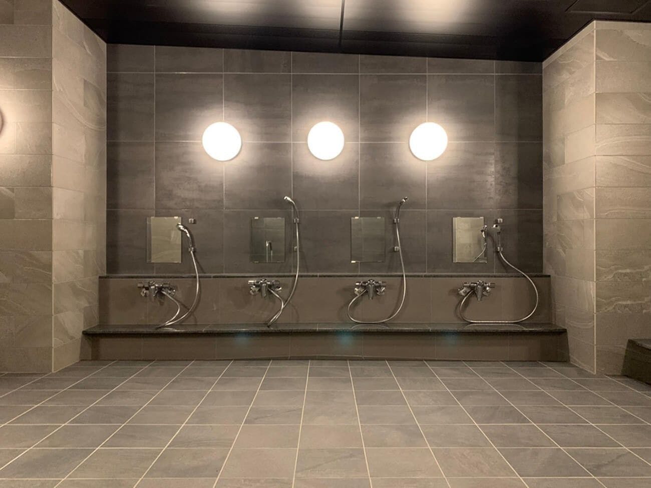 พื้นที่ฝักบัวในห้องอาบน้ำสาธารณะ