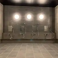 พื้นที่ฝักบัวในห้องอาบน้ำสาธารณะ