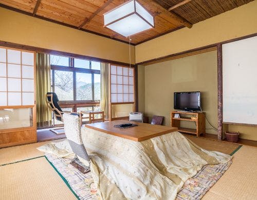 *【和室8畳トイレ付】周囲の山並みを眺望！