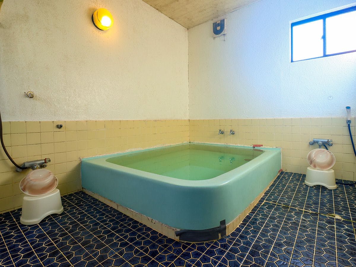 공동 목욕탕은 24시까지 이용 가능합니다.