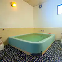 공동 목욕탕은 24시까지 이용 가능합니다.