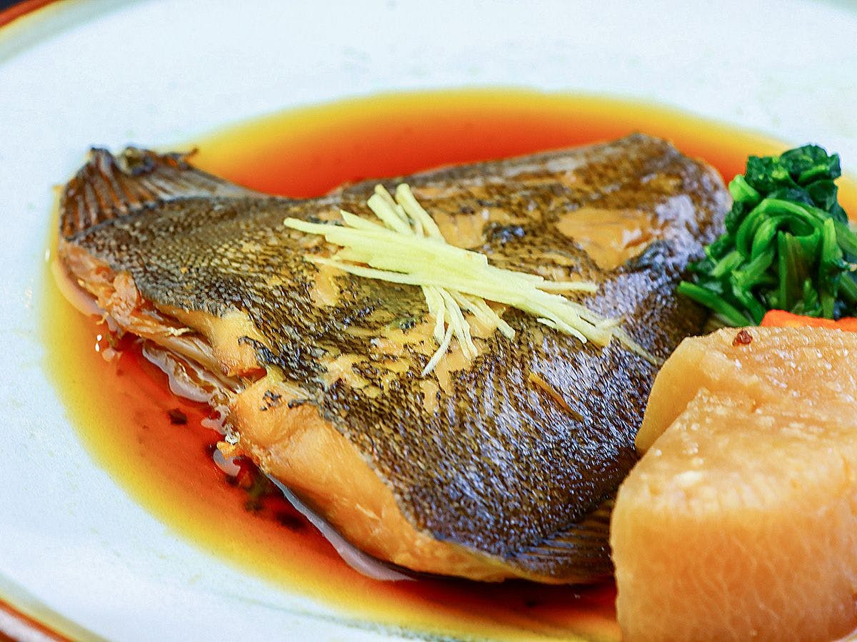 저녁 식사로 제공되는 생선 조림은 국물까지 맛있습니다.