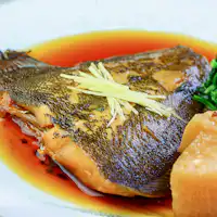 저녁 식사로 제공되는 생선 조림은 국물까지 맛있습니다.