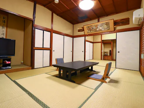 그룹 일본식 방, 2개 연결, 10다다미 + 8다다미 + 베란다 포함.