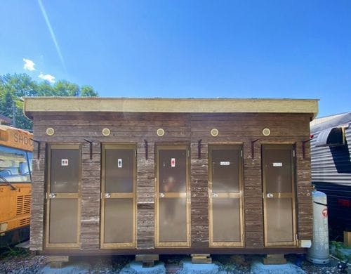 【水洗トイレ・共有シャワールーム外観】