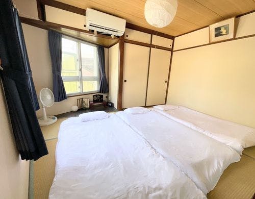 3階、ダブルベッドと敷き布団