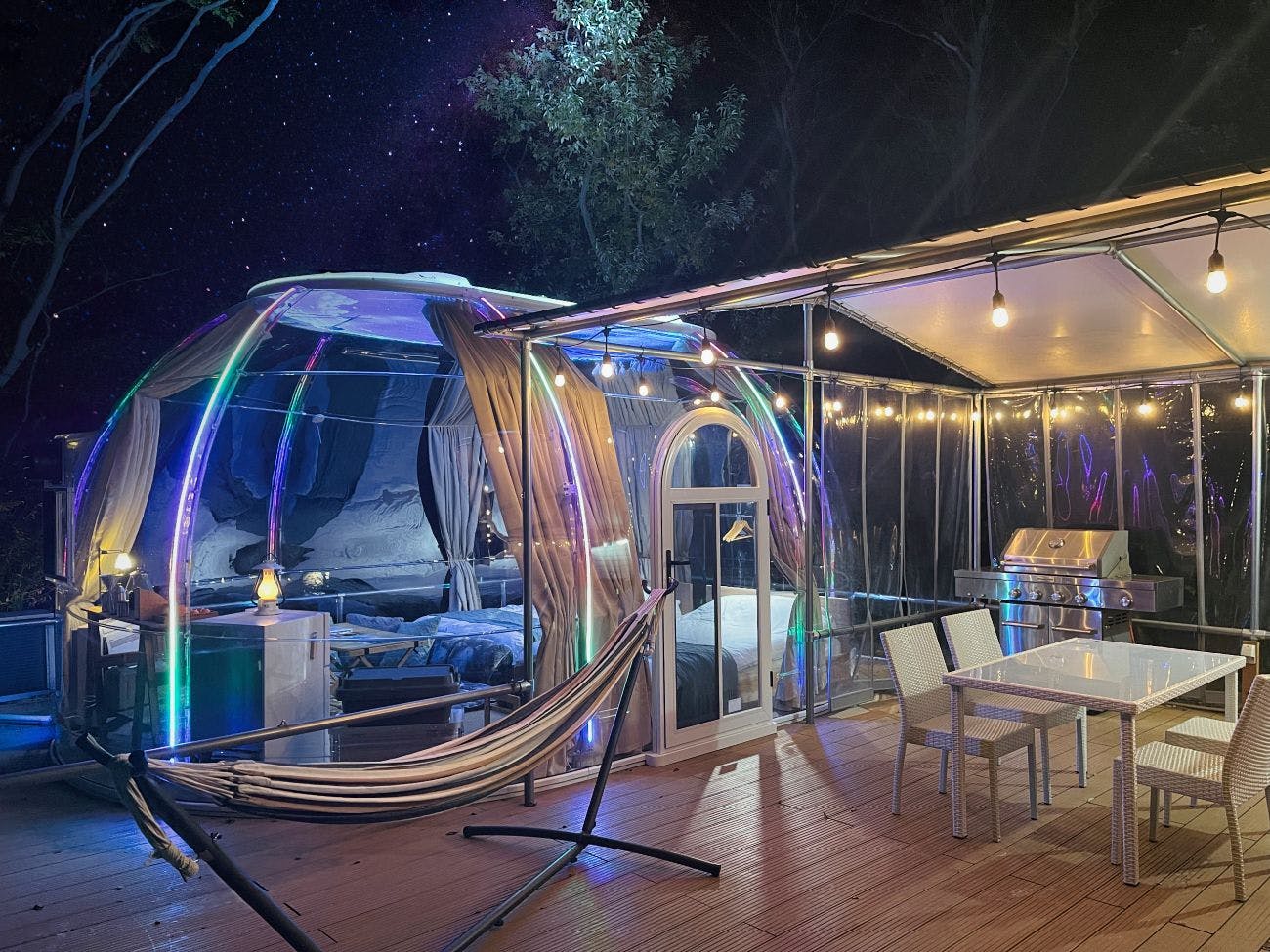 ทัศนียภาพยามค่ำคืนของโดมใส