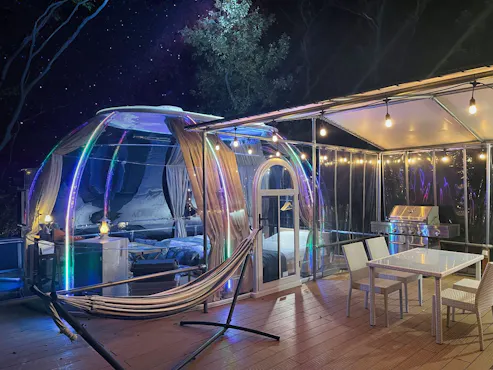 ทัศนียภาพยามค่ำคืนของโดมใส