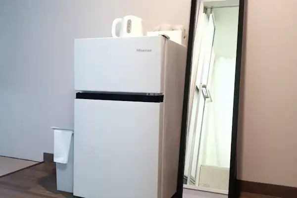 ห้องพักมีตู้เย็น กระจก และกาต้มน้ำ