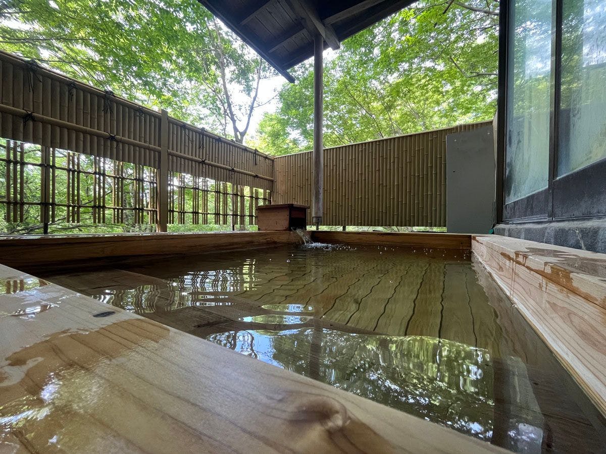 บ่อน้ำร้อนกลางแจ้งชาย