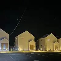 0Cero เป็นอาคารที่อยู่ทางด้านซ้าย (ตะวันตก) สุด