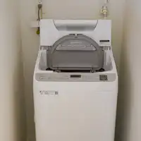 มีเครื่องซักผ้าที่อ่างล้างหน้า