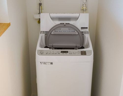 洗面台に洗濯機がございます。