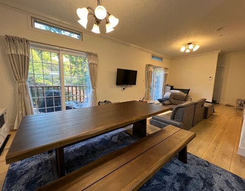 白を基調としたリビングダイニング