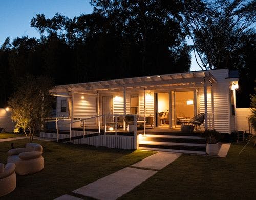 夜のお部屋（トレーラーハウス）