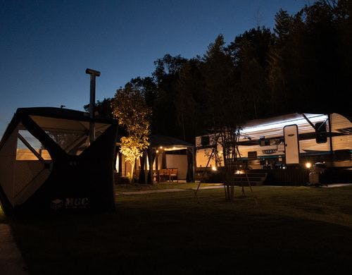 夜の雰囲気（セーラムトレーラーハウス）