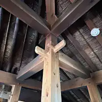 ห้องใต้หลังคาที่สร้างขึ้นด้วยวิธีการก่อสร้างแบบดั้งเดิม