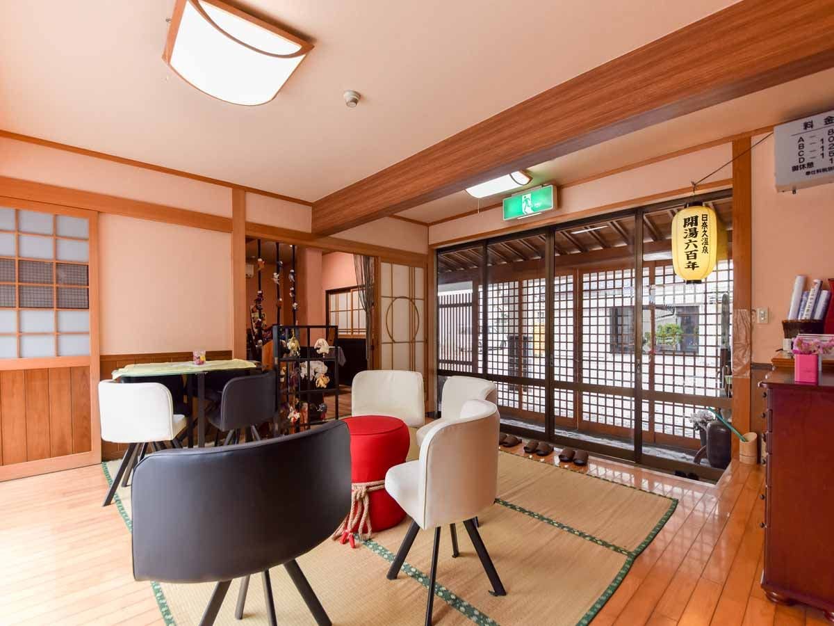 *Sila duduk di sofa lobi untuk berbual.