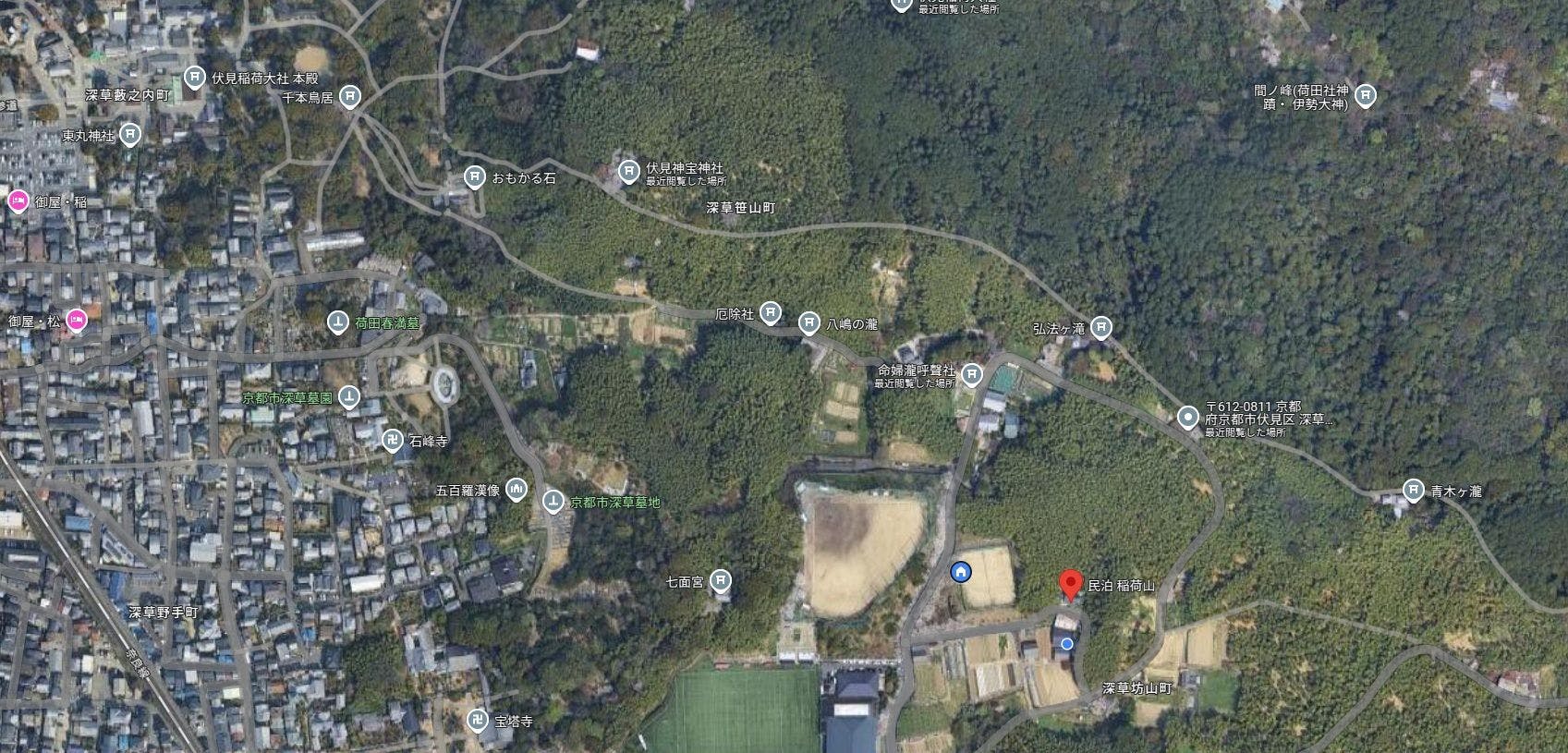 穿過美麗的竹林小徑即可到達千本鳥居。