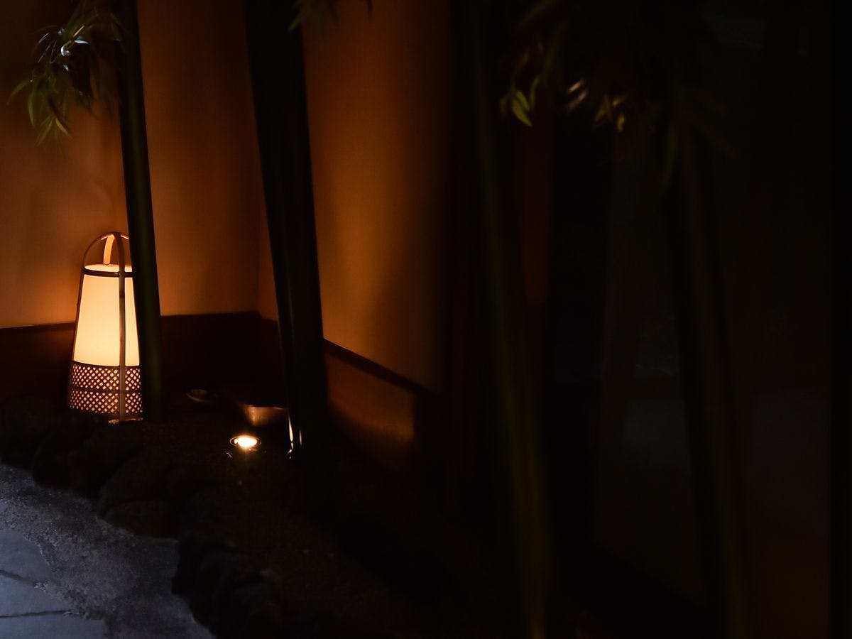 Cahaya hangat menyelimuti seluruh ruangan.