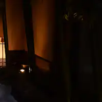 Cahaya hangat menyelimuti seluruh ruangan.