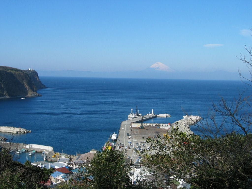 เนินเขาที่มองเห็นทะเล