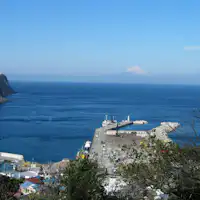 เนินเขาที่มองเห็นทะเล