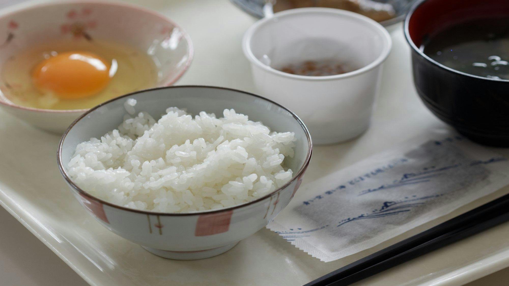 ข้าวทาคุที่เพิ่งหุงเสร็จและไข่สด