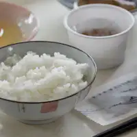ข้าวทาคุที่เพิ่งหุงเสร็จและไข่สด
