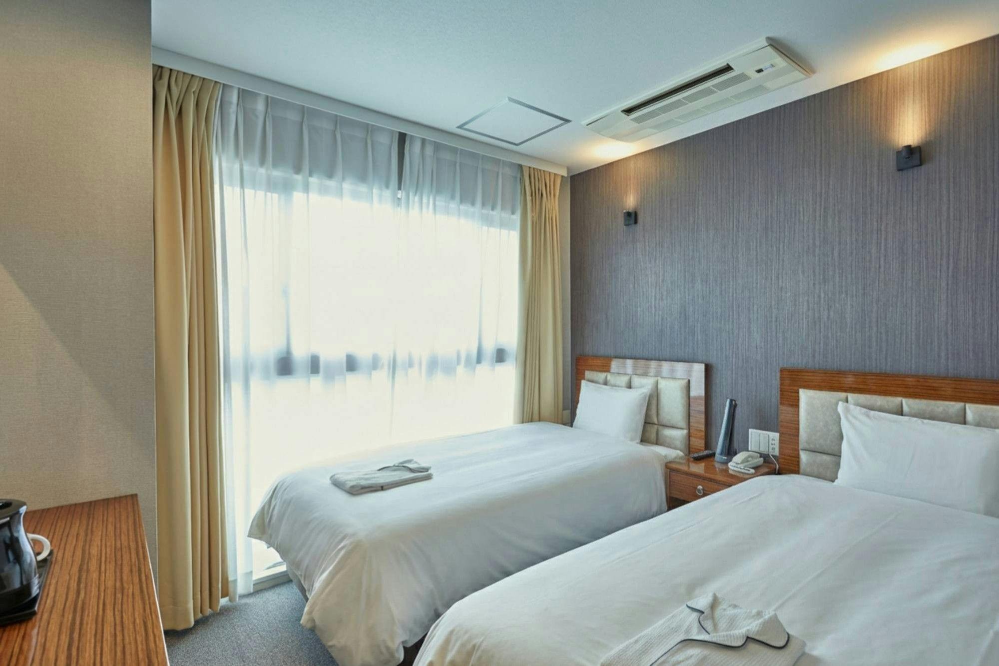 13.5 ตารางเมตร  
ความจุ: 2 ท่าน  
ขนาดเตียง: 100 ซม.  