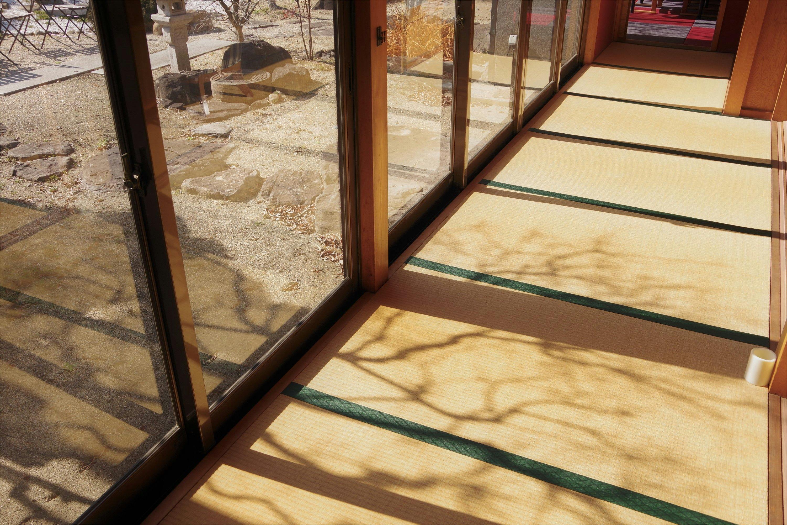 Bersantai sambil menikmati pemandangan taman.