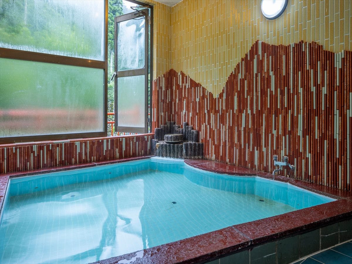 男性大浴場位於河邊（溫泉）