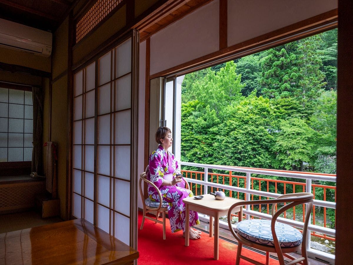 從一樓的客房可以看到眼前的龍泉寺。