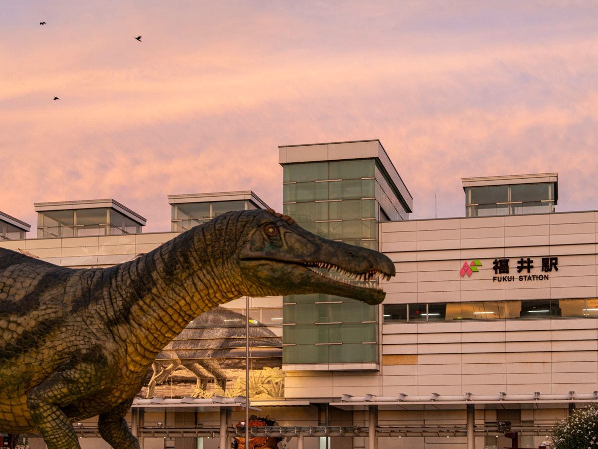 *【สถานที่ท่องเที่ยวใกล้เคียง】ลานไดโนเสาร์หน้าสถานีฟุคุอิ