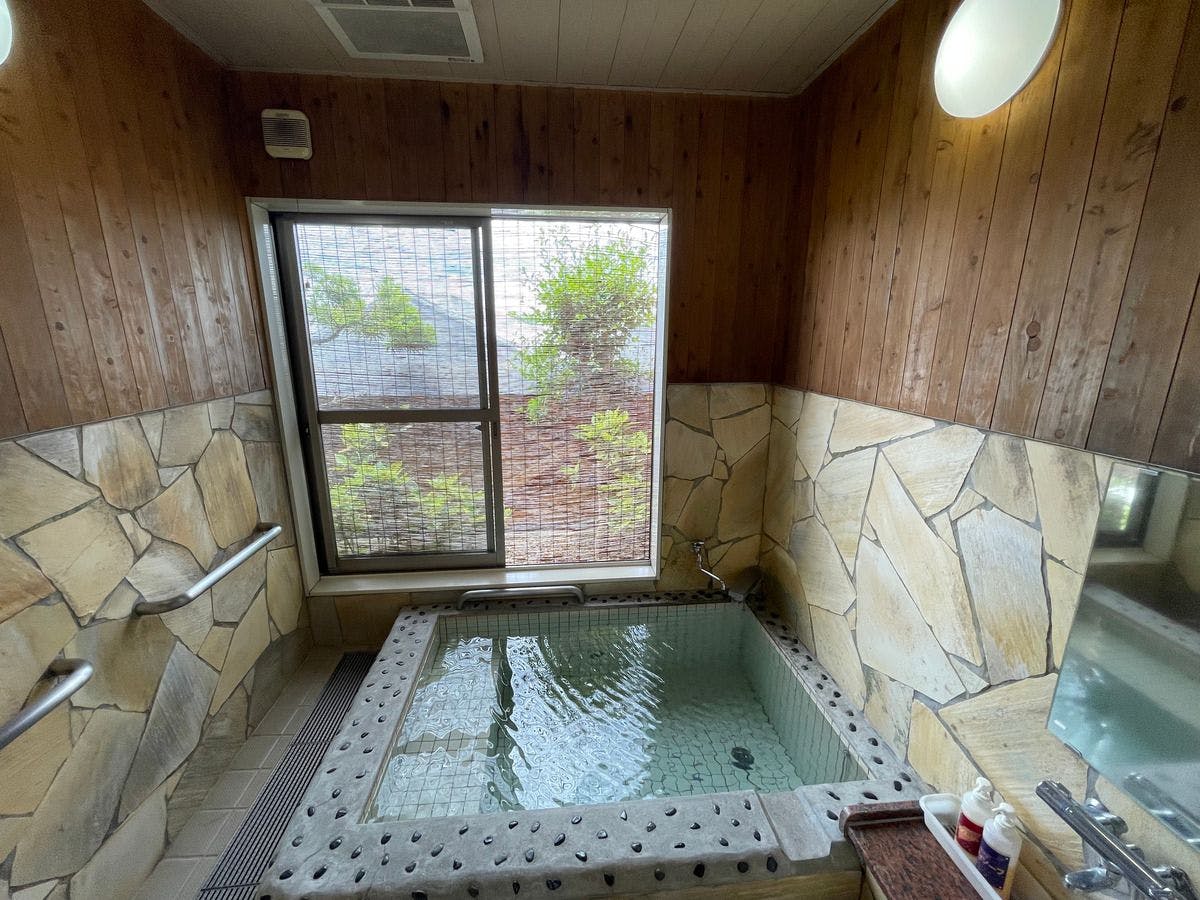 อ่างอาบน้ำในร่มพร้อมน้ำพุร้อนธรรมชาติไหลผ่าน