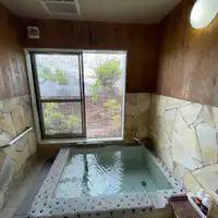 อ่างอาบน้ำในร่มพร้อมน้ำพุร้อนธรรมชาติไหลผ่าน